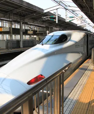 Fahre mit dem Shinkansen–Hochgeschwindigkeitszug